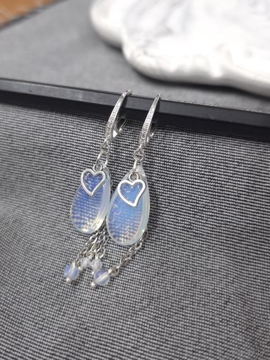 Романтические серьги с лунным свечением опала