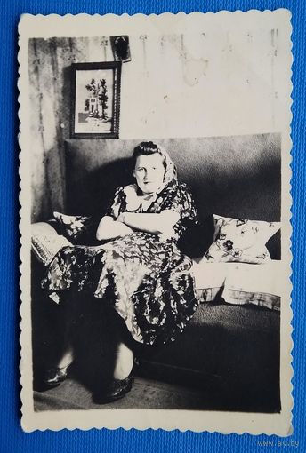 Фото женщины на диване. 1930-е. 6х9 см