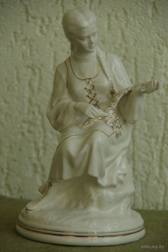Статуэтка фарфоровая   "  Девушка с венком "  МФФЗ   50- е    целая