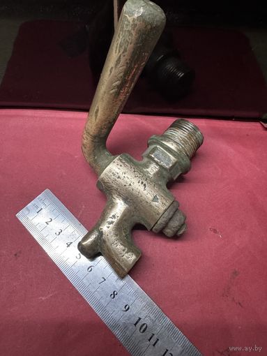 Старинный бочковой кран.