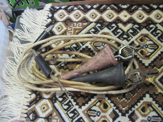 Провода зарядного устройства.