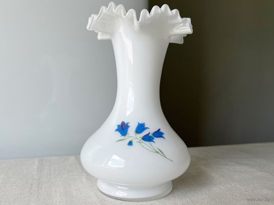 Ваза Чехия молочное стекло 16х10см