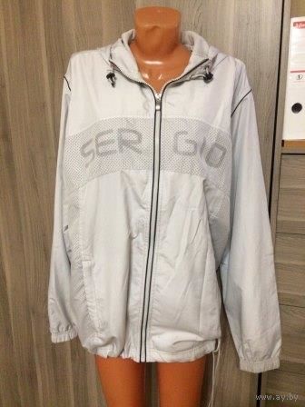 Брендовая ветровка Sergio Tacchini на 50-52 размер примерно. Оригинал, хорошее состояние. Ориентируйтесь на замеры: длина 76 см, длина рукава 69 см, ПОгруди 62 см. Куртку носили, но аккуратно.