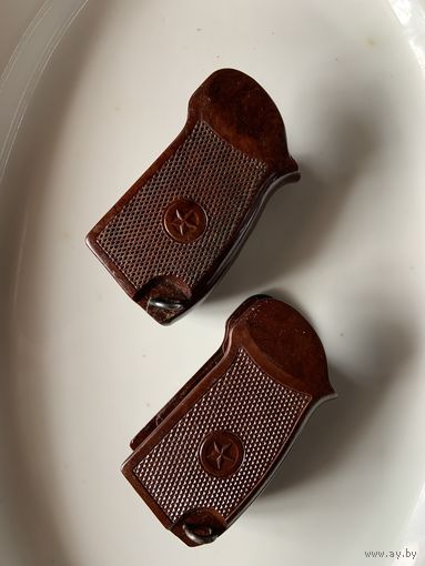 Уже редкие -выпуск 50-х годов, щёчки от утилизированных пм в 70-е годы. Железо на переплавку а эти солдаты разбивали молотками и закапывали.Но кое-кто положил в карман и привёз на дембель. Цена за 1