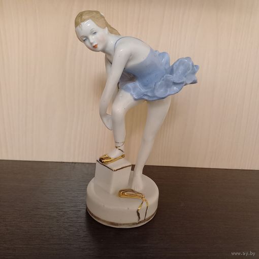 Статуэтка Балерина,одевающая пуанты