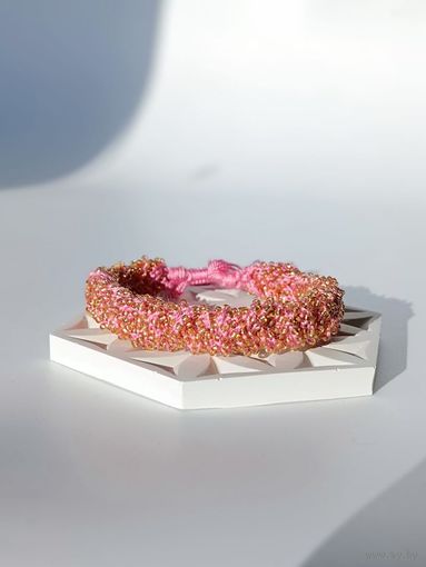 Широкий вязаный браслет из бисера