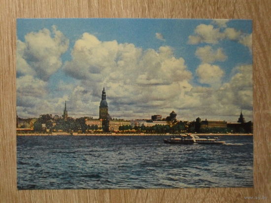 ПОДПИСАННАЯ ОТКРЫТКА СССР.  "ЛАТВИЙСКАЯ ССР. РИГА. ВИД НА КОМСОМОЛЬСКУЮ НАБЕРЕЖНУЮ." ФОТО. Д. ГЕДЗЮНА.