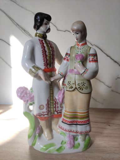 Фарфоровые статуэтки Парень с девушкой (Наречена)