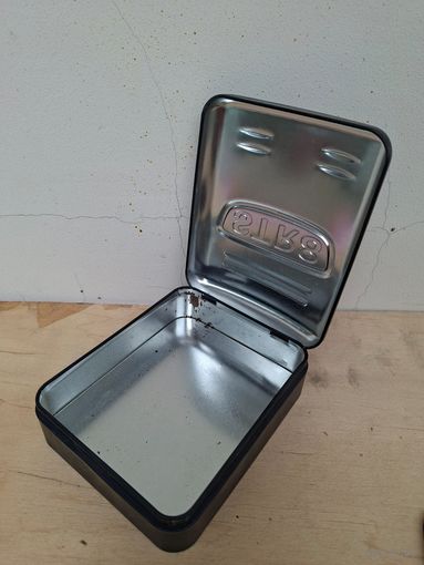 Коробка железная,стильная ,Барильефная надпись,1980-х,тяжелая,толстостенная.