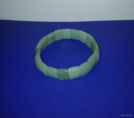 Браслет из натурального красивого камня, кажется нефрит(не помню), безразмерный.