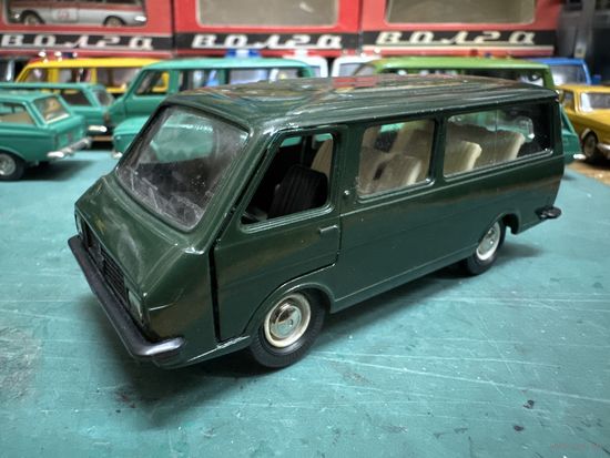 РАФ-2203 ранний номерной А18, без made in USSR. в редком и всеми любимом бутылочном цвете, тонкие оси, смещенный шов покрышек. 12 февраля в четверг вечером продолжаем вечера в зеленых тонах и оттенках