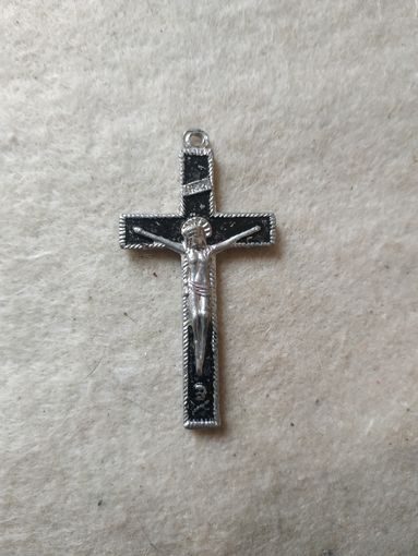 Большой нательный католический крест.