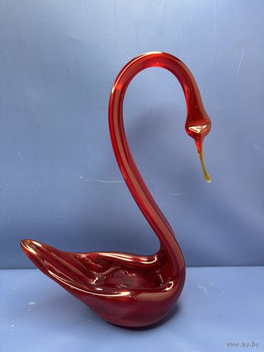Лебедь красное стекло