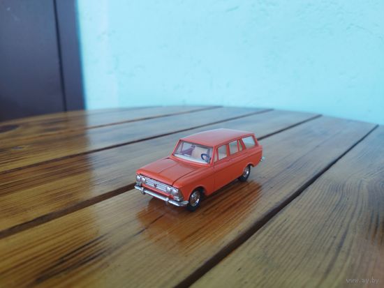 Москвич 426 СССР,А 3 ,цвет оранжевый два зажима,старт 100руб.