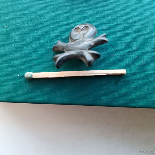 ЧЕРЕП С КОСТЯМИ