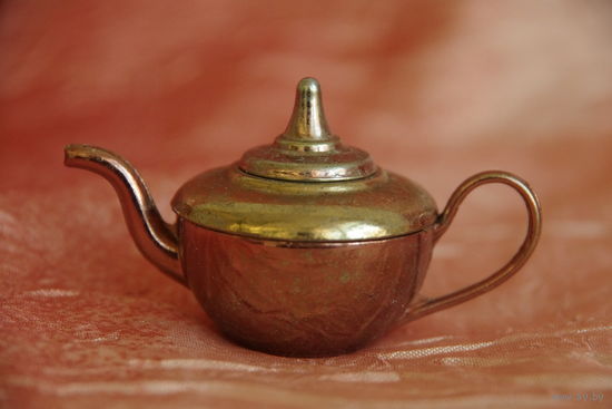 Чайник ( миниатюра )  (  высота 3,5 см , ширина 7 см )
