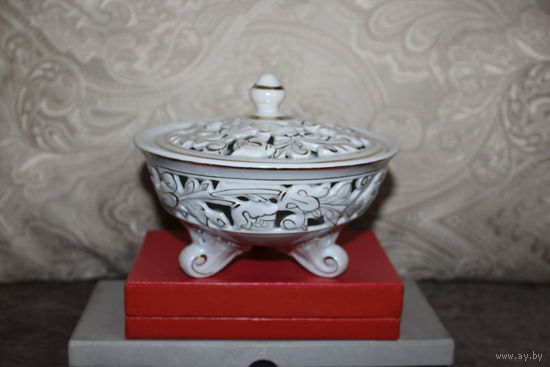 Фарфоровая, ажурная шкатулка с крышкой, времён СССР, высота 13 см., без сколов и трещин.