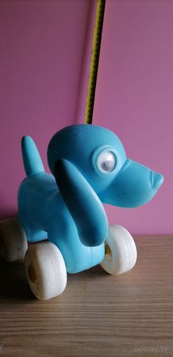 Пластмассовая игрушка Синяя собачка на колёсиках