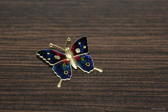 Декоративная брошь в виде бабочки.