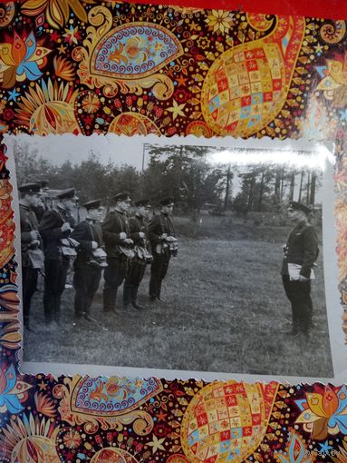 Фотография. Офицер проводит занятия по химзащите.