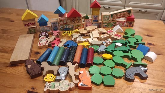 Деревянные конструкторы. 2 штуки, хорошее состояние.