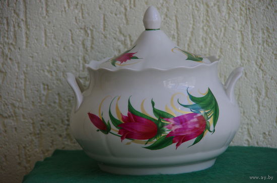 Супница  фарфоровая    целая