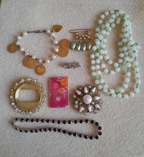 Лот бижутерии: броши, бусы, браслет.