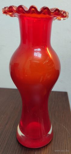 Винтажная ваза из рубинового стекла . размеры высота 235мм ширина 91 мм