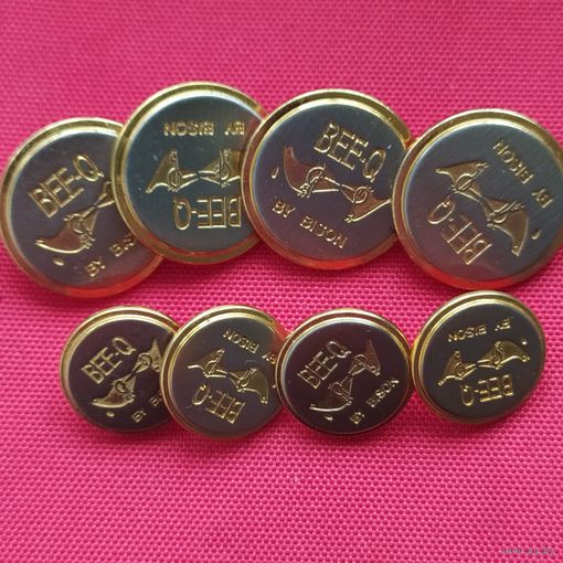 Коллекция винтажных пуговиц: в данном случае 8 штук, красивых и супер интересных золотистых пуговиц..