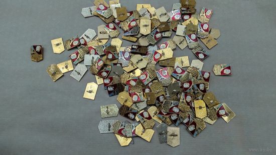 Значки СССР. Ударник труда. Около 150штук