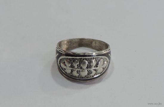 Кольцо серебренное с эмалью 875 пр. (звезда) 70-е годы СССР. Размер 1.7 см. С боков повреждена эмаль. Размер передней части 2.1.2 см.