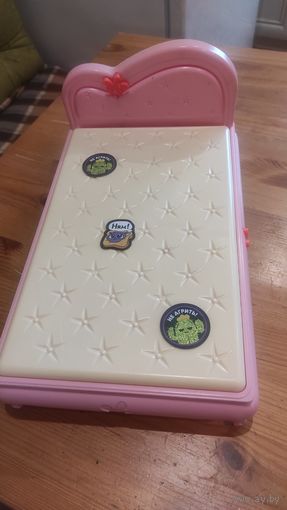 Кроватка для кукол пластик, размер 21 на 33 см, высота изголовья 16 см. Очень классная кроватка. Целая.