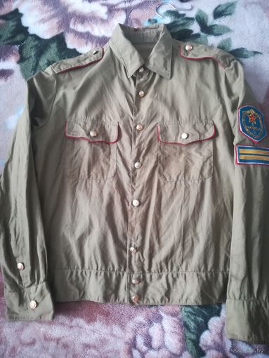 Дембельская рубашка с гербовыми пуговицами.