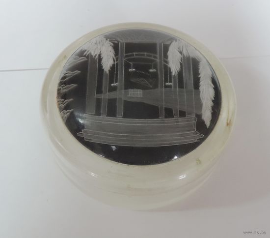 Шкатулка с сюжетом.50-60-е годы СССР. Диаметр 8 см. Высота 4 см.