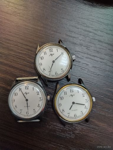 Винтажные наручные часы луч одни обычные заводятся и идут , 17 камней с желтой оправой работоспособность неизвестна ,16 камней заводятся и идут , ТО часов не проводилось