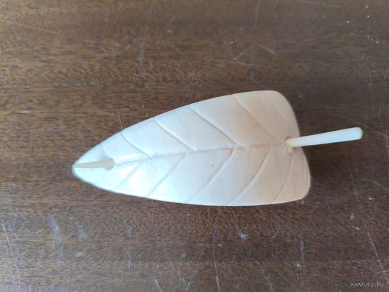 Слоновая кость, заколка для волос -- листик.