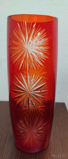 Винтажная ваза из рубинового стекла . размеры высота 260мм ширина 91 мм