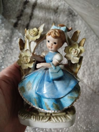 Фарфоровая статуэтка ГДР,девочка в саду(есть дефекты двух лепестков)с рубля