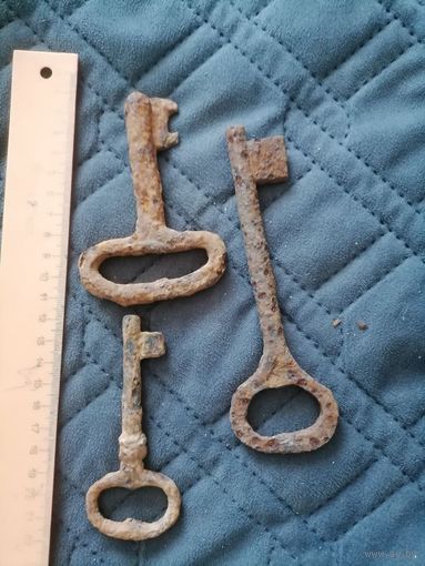 3 старых больших ключа