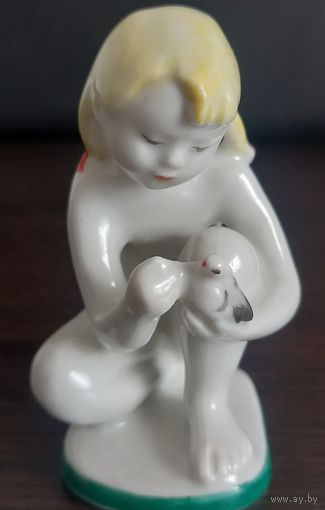 Фарфоровая статуэтка. Юный скульптор ЛФЗ ( Девочка с голубем ) Из серии  -  Счастливое детство