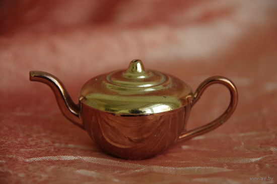 Чайник  ( миниатюра )    ( высота 3 см , длинна 7 см )