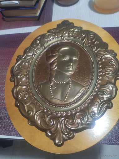 Панно-чеканка: Красавица