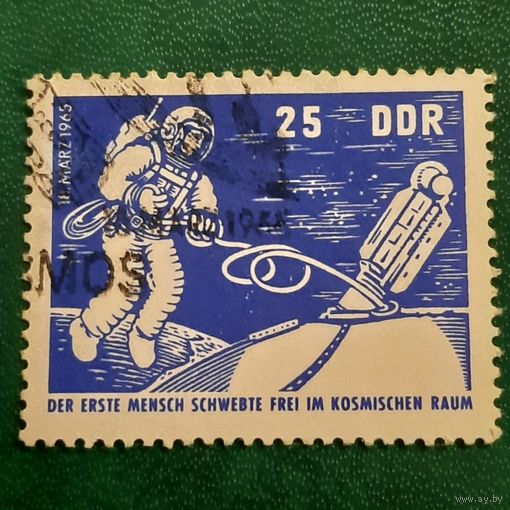 ГДР 1965. Космонавтика. Выход в открытый космос. Марка из серии