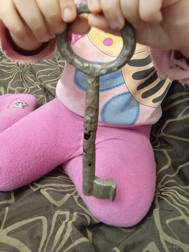 Старинный большой ключ