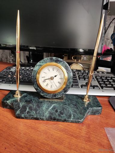 Новый настольный письменный прибор с часами (кварц).