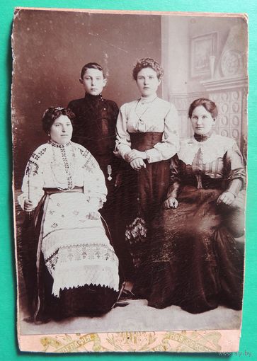 Фото "Семья", дама в вышиванке, г. Новый Оскол, до 1917 г.