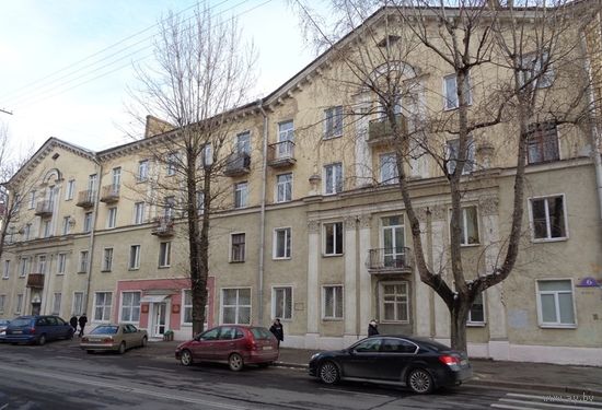 Сталинка двухкомнатная квартира возле Метро Площадь Победы и парка М. Горького, Берестянская дом 6.