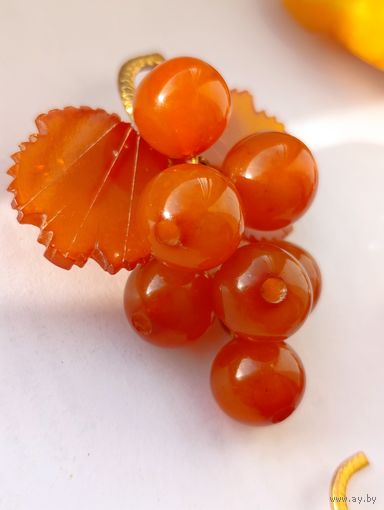 Брошь Виноград. Янтарь