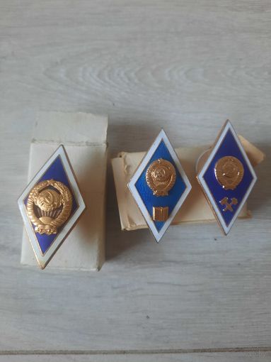 Знаки ромбы.