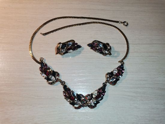 Комплект-колье и клипы с множеством вставок.